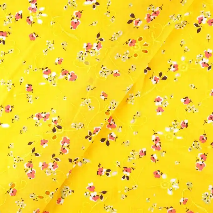 Gelber Stoff mit Blumenstickereien Geprüft