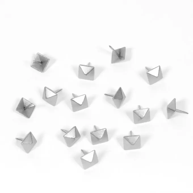 Quadratische Polsternägel mit silbernem Carré, Ø 12 mm Neue Kollektion