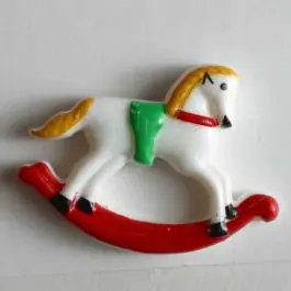 Bestseller Kinderknopf Schaukelpferdchen auf roter Wippe – Größe: 30mm – Farbe: weiß