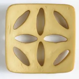 Kunststoffknopf, quadratisch, mit 8 zapfenförmigen Löchern – Größe: 60mm – Farbe: beige Ab Werk