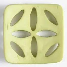Markenprodukt Kunststoffknopf, quadratisch, mit 8 zapfenförmigen Löchern – Größe: 60mm – Farbe: grün