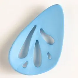 Kunststoffknopf, oval mit 5 unterschiedlich großen, tropfenförmigen Löchern – Größe: 70mm – Farbe: blau Angebot