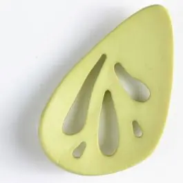 Kunststoffknopf, oval mit 5 unterschiedlich großen, tropfenförmigen Löchern – Größe: 70mm – Farbe: grün Finale Aktion