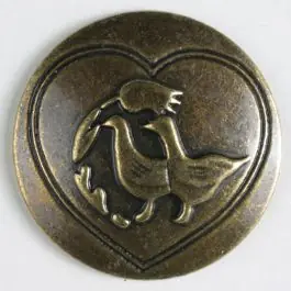 Must-Have Vollmetallknopf mit glücklichen Enten in eingefrästem Herz, mit Öse – Größe: 25mm – Farbe: altmessing