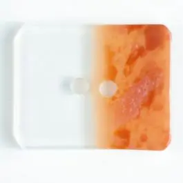 2-loch Kunststoffknopf viereckig, halbseitig marmoriert – Größe: 23mm – Farbe: orange Neue Ware