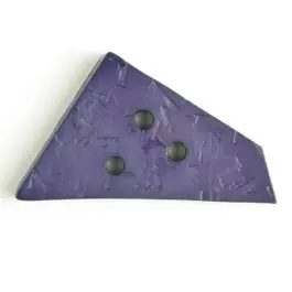 Billig Kunststoffknopf ungewöhnliches Viereck mit Einkerbungen mit 3 Löchern – Größe: 70mm – Farbe: lila