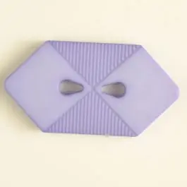 Kunststoffknopf langgezogenes Sechseck mit 2 tropfenförmigen Löchern – Größe: 38mm – Farbe: lila Preis Gesenkt