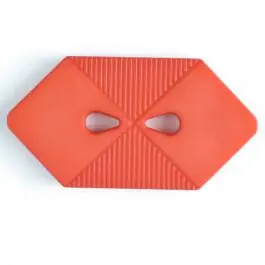 Kunststoffknopf langgezogenes Sechseck mit 2 tropfenförmigen Löchern – Größe: 38mm – Farbe: rot Top-Angebot