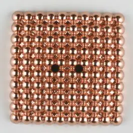 Vollmetallknopf, mit noblen „Perlen“ bestückt, quadratisch, 2 loch – Größe: 48mm – Farbe: hellkupfer – Art.Nr. 450185 Gleich Bestellen