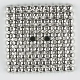 Saisonangebot Vollmetallknopf, mit noblen „Perlen“ bestückt, quadratisch, 2 loch – Größe: 48mm – Farbe: silber – Art.Nr. 450183
