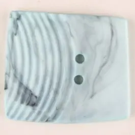 Echt Polyamidknopf, marmoriert, eine Hälfte mit Rillen, die andere glatt, quadratisch, 2 loch – Größe: 23mm – Farbe: blau – Art.Nr. 335717
