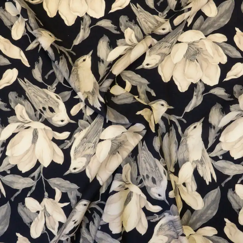 Limited Edition Seidenstoff, Crêpe-Satin, schwarz, beigegrau, Tiermotive, florale Motive