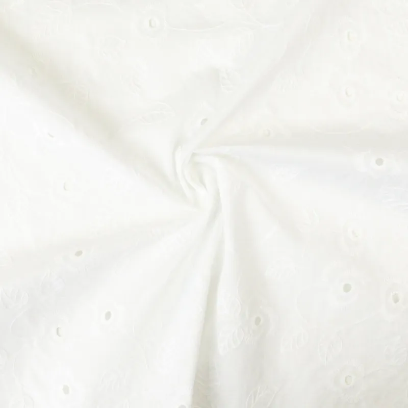 Kostenloser Versand Bestickter Baumwollstoff, Batist, weiß, Lochstickerei, florale Motive