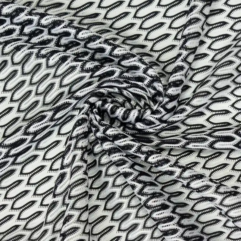 Neu Im Sortiment Spitzenstoff, weiß, schwarzblau, grafisch gemustert