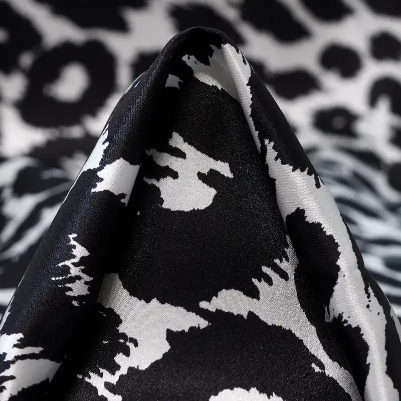 SATIN, SILK, PRINTED, BRILLIANT WHITE&RAVEN BLACK Sichere Zahlung