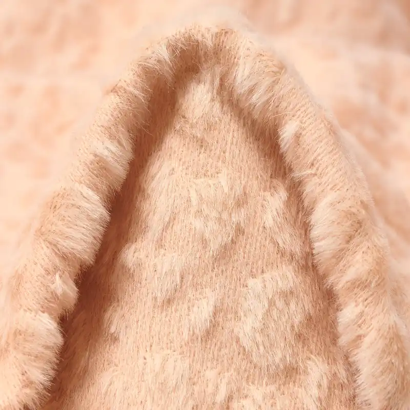 Gratis Versand FAUX FUR, ALPACA, VIRGIN WOOL, CRÈME DE PÊCHE