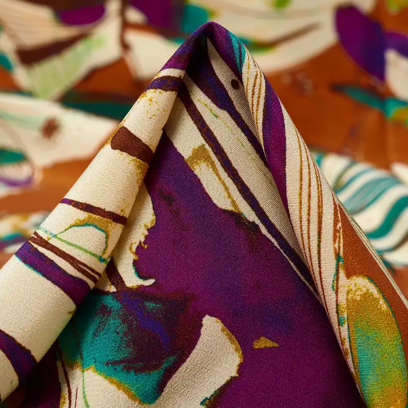 CRÊPE, SILK, PRINTED, ECRU&SPORTING GREEN Direktkauf